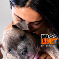 Una mujer abraza y besa a su cachorro en una fotografía de la NO LIMIT FAMILY