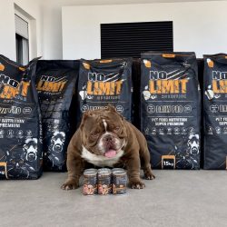 Perro junto a sacos NO LIMIT DAILY PRO y latas Ibérico
